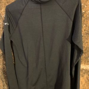 Columbia medium shirt 88% polyester 12% Elastane